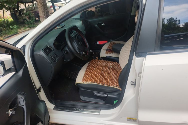 Volkswagen Polo 2015 car image #17