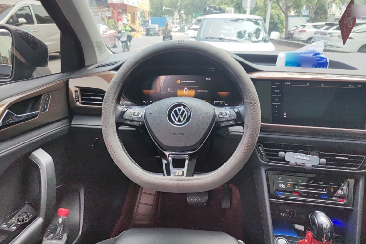 Volkswagen Tharu 2023 immagine di auto #12