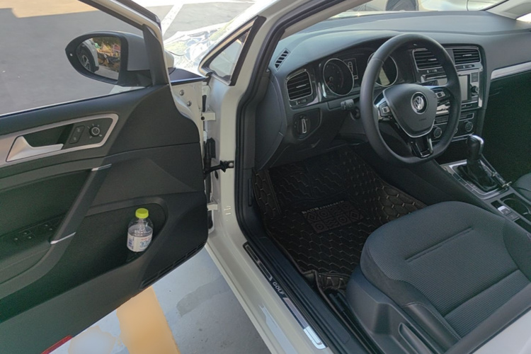Volkswagen Golf 2018 car image #16