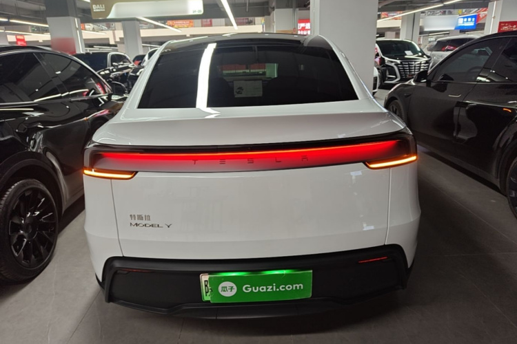 Tesla Model Y 2025 #6 Tesla Model Y 2025 car image #6