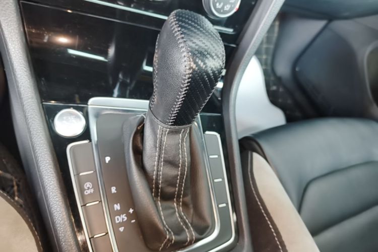 Volkswagen Golf 2019 car image #18
