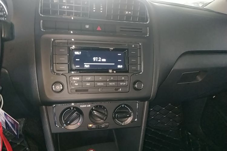 Volkswagen Polo 2017 car image #13