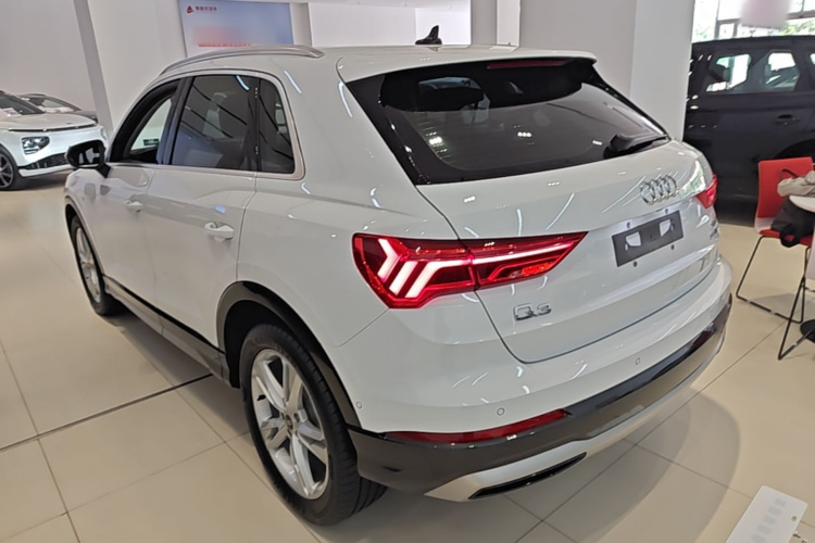 Audi Q3 2023 car image #7