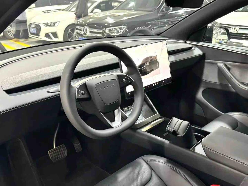 Tesla Model Y 2025 #7 Tesla Model Y 2025 car image #7