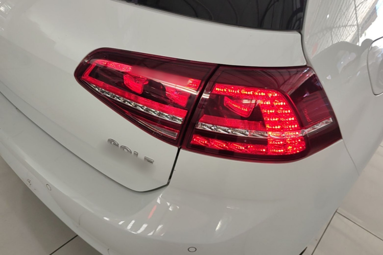 Volkswagen Golf 2017 car image #8