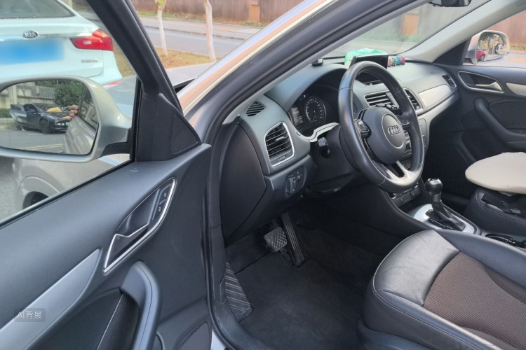 Audi Q3 2019 car image #18