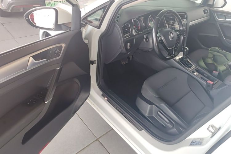 Volkswagen Golf 2018 car image #16
