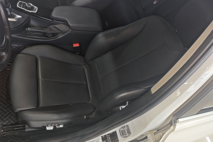BMW 3 Series 2018 immagine di auto #15