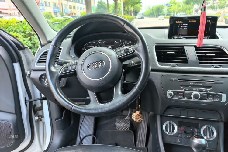 Audi Q3 2015 car image #12