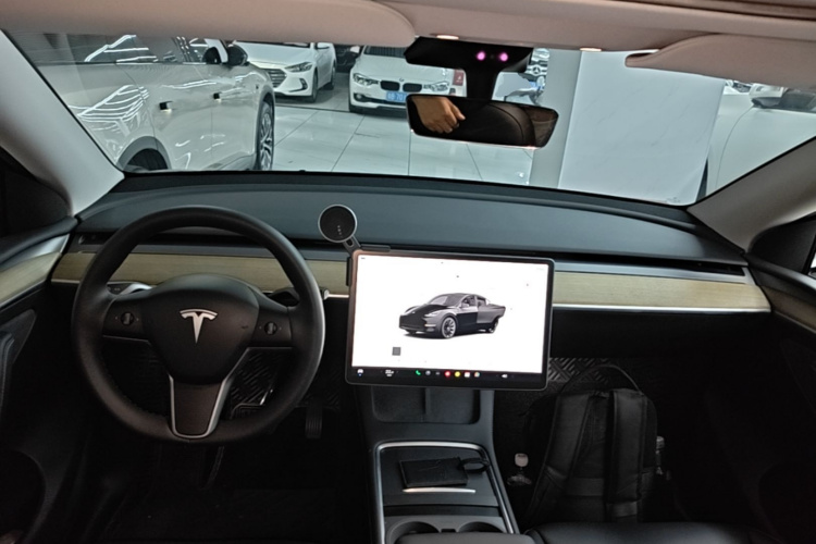 Tesla Model Y 2023 car image #11