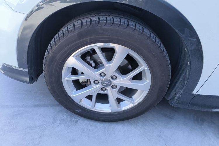 Audi Q3 2019 car image #9