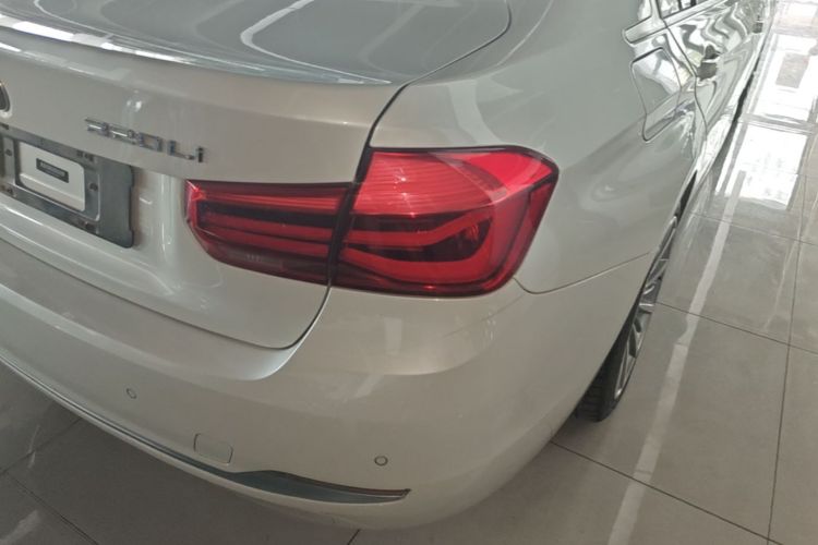 BMW 3 Series 2018 car image #8