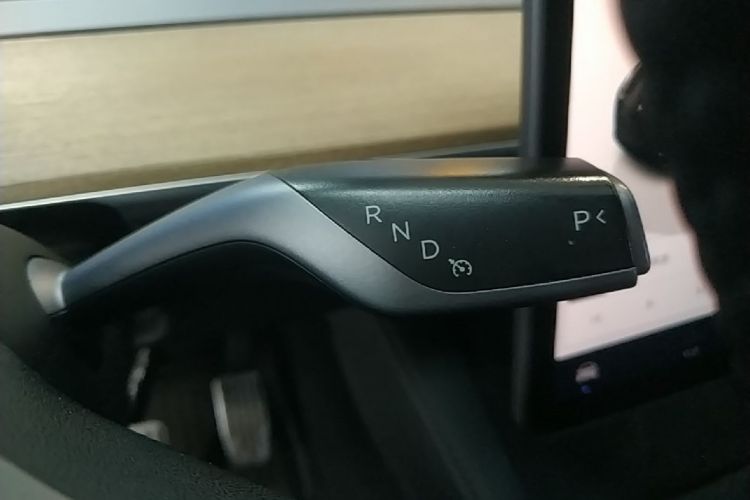 Tesla Model Y 2023 immagine di auto #14