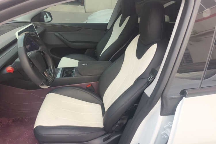 Tesla Model Y 2025 car image #15