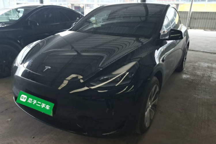 Tesla Model Y 2023 car image #2