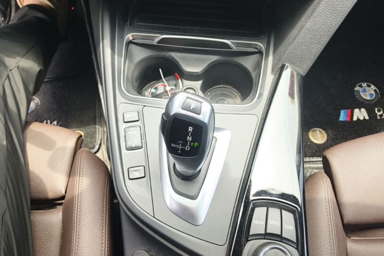 BMW 3 Series 2018 car image #14