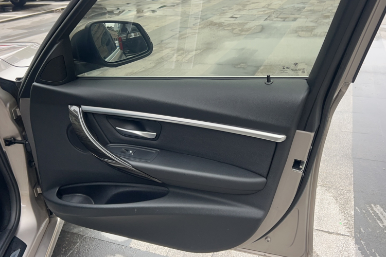 BMW 3 Series 2018 car image #30
