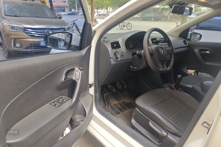 Volkswagen Polo 2015 car image #18