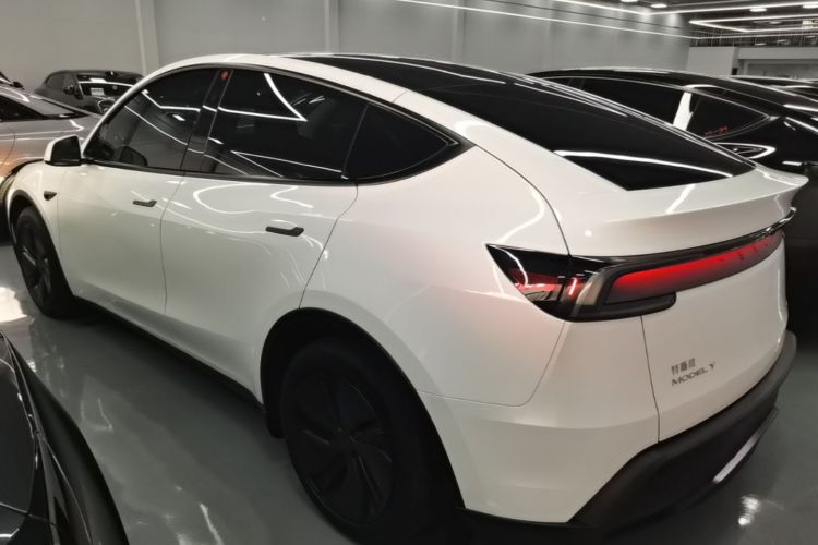 Tesla Model Y 2025 car image #5