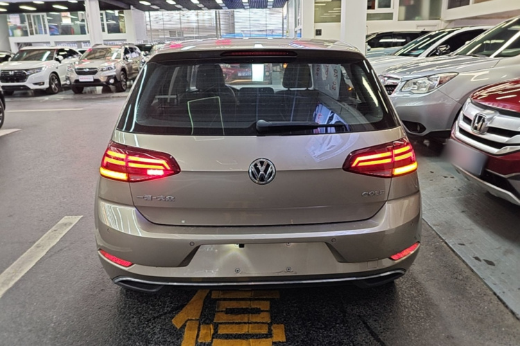 Volkswagen Golf 2018 car image #6