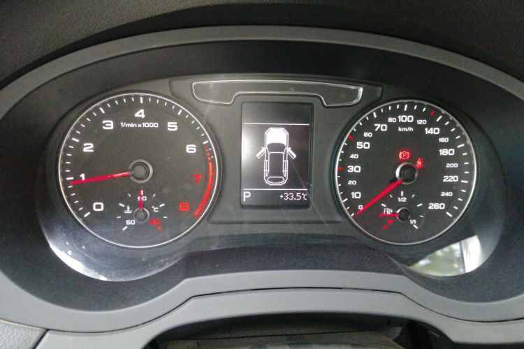 Audi Q3 2017 car image #12