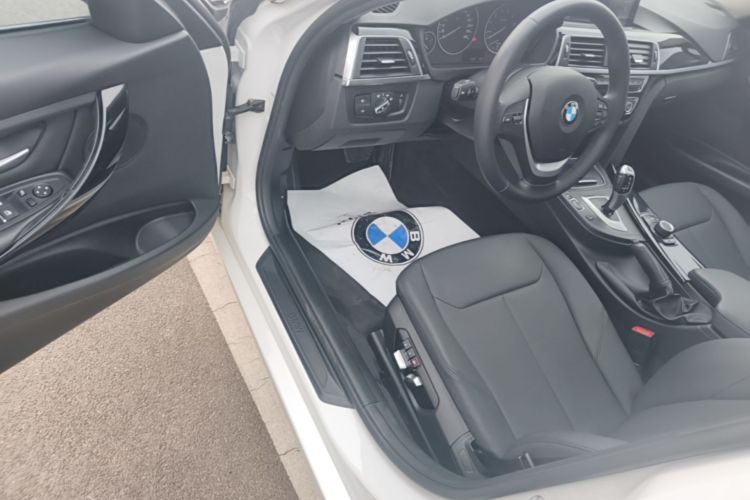 BMW 3 Series 2017 car image #16