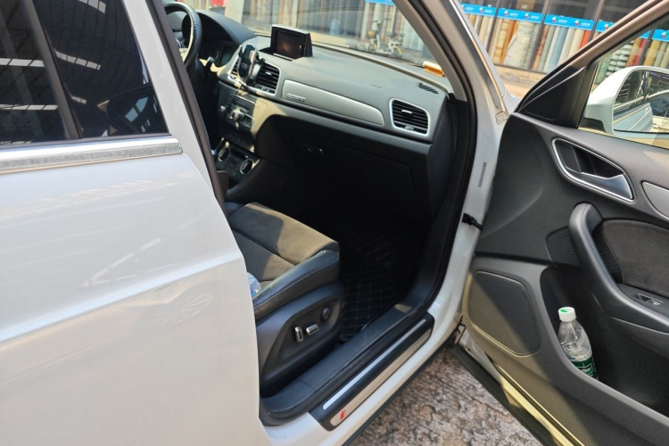 Audi Q3 2019 car image #27