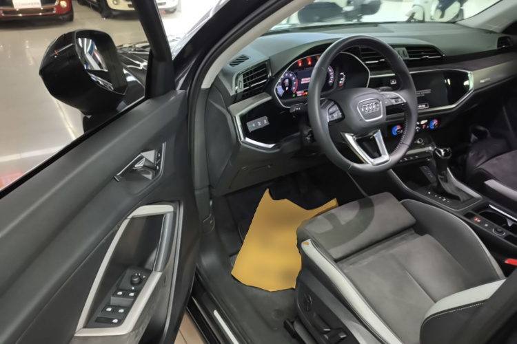 Audi Q3 2021 car image #16