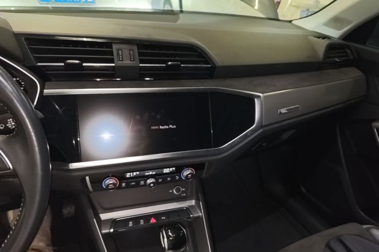 Audi Q3 2021 car image #13