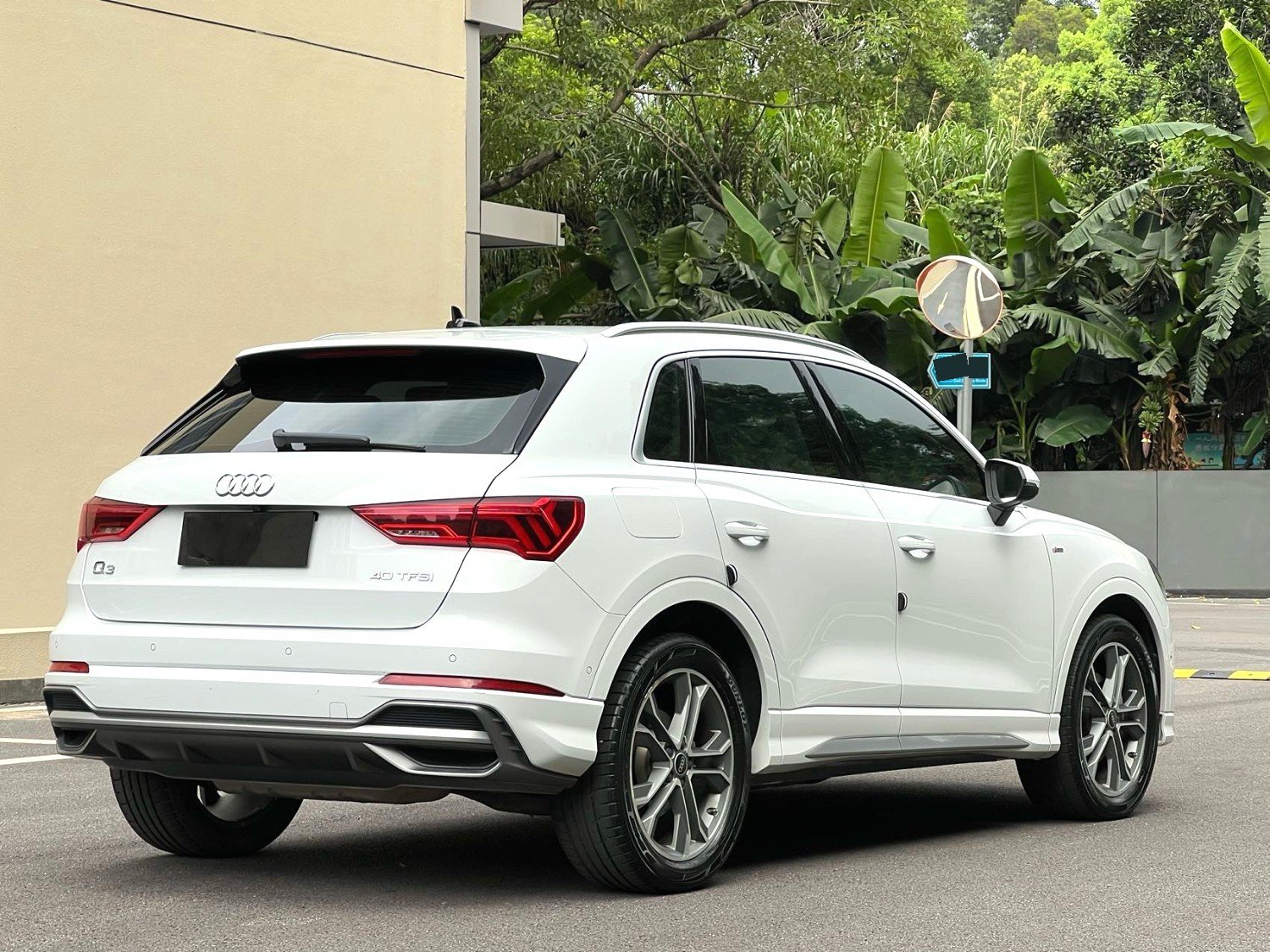 Audi Q3 2022 car image #2
