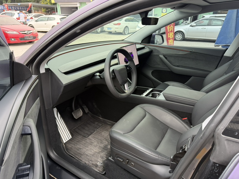 Tesla Model Y 2025 #4 Tesla Model Y 2025 car image #4