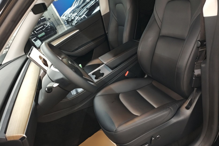 Tesla Model Y 2023 immagine di auto #16