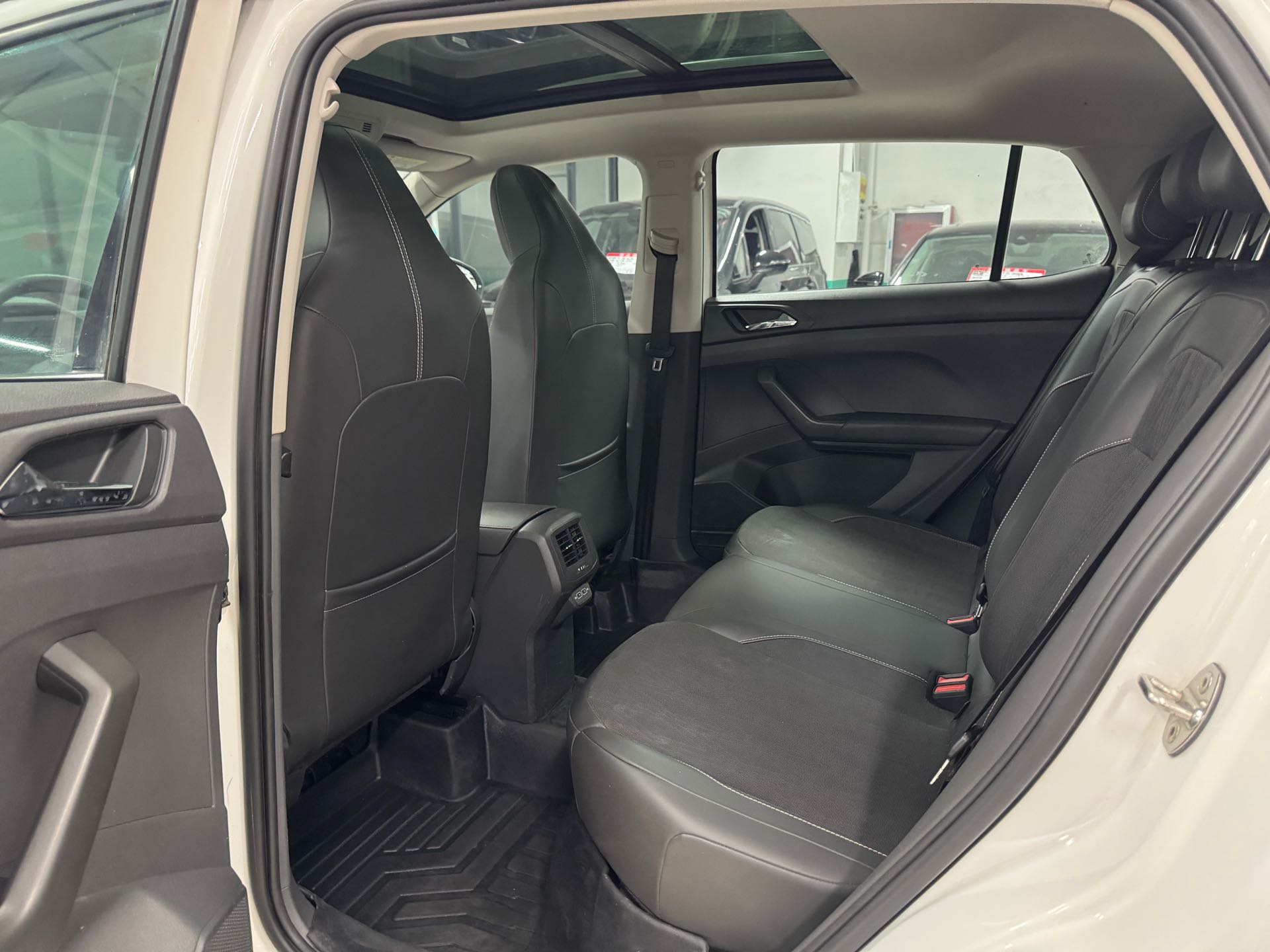 Volkswagen T-Cross 2020 car image #3