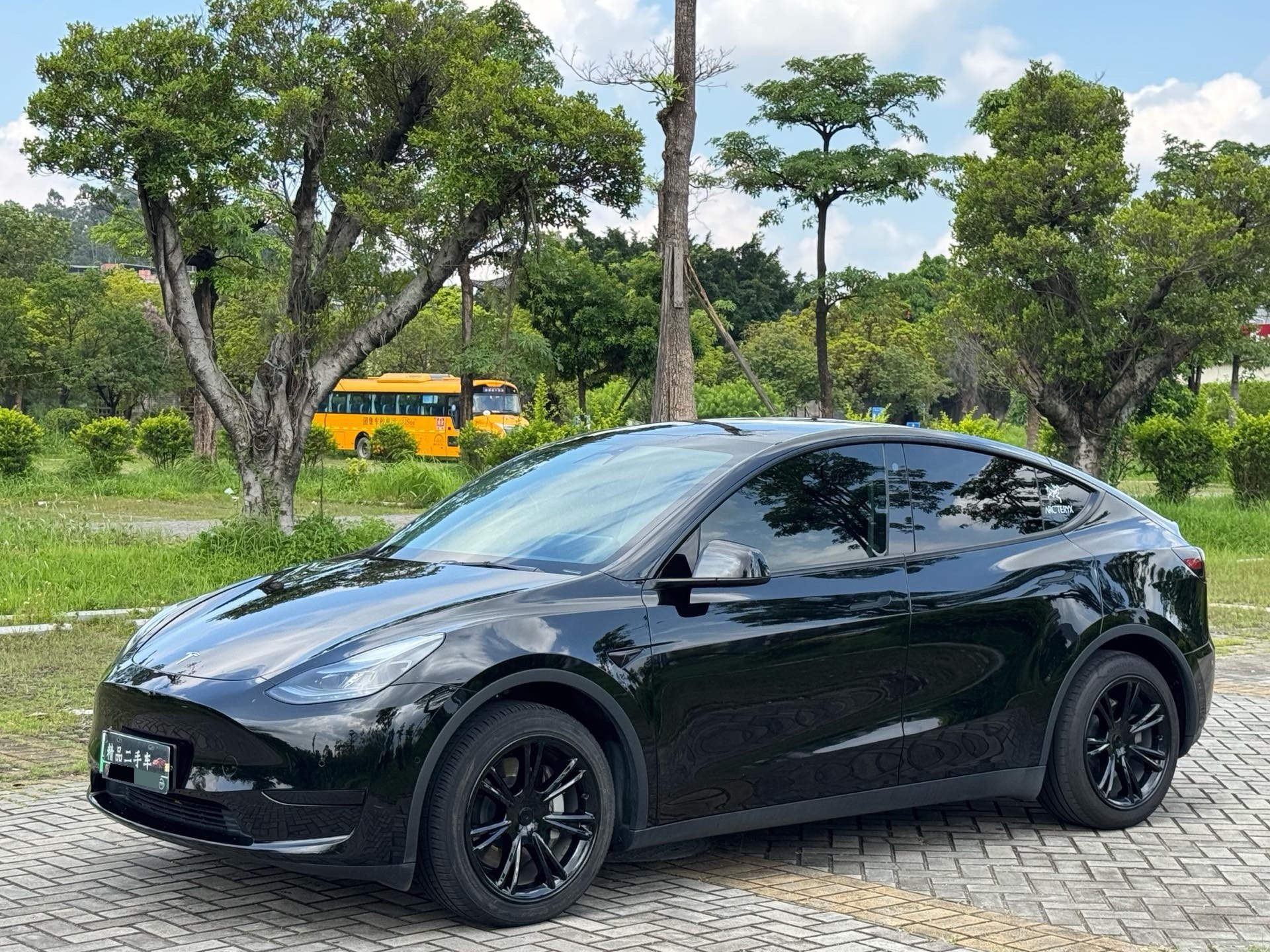 Tesla Model Y 2023 car image 