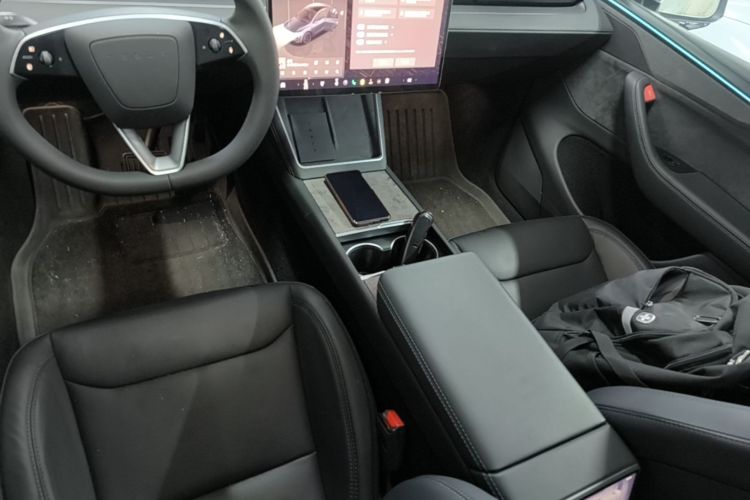 Tesla Model Y 2025 imagen de coche #18