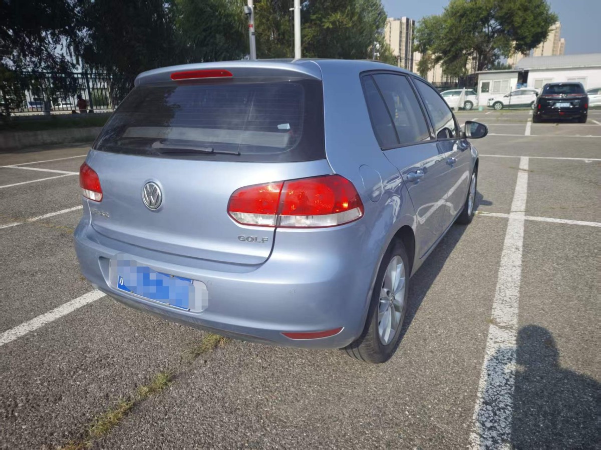 Volkswagen Golf 2010 car image #2