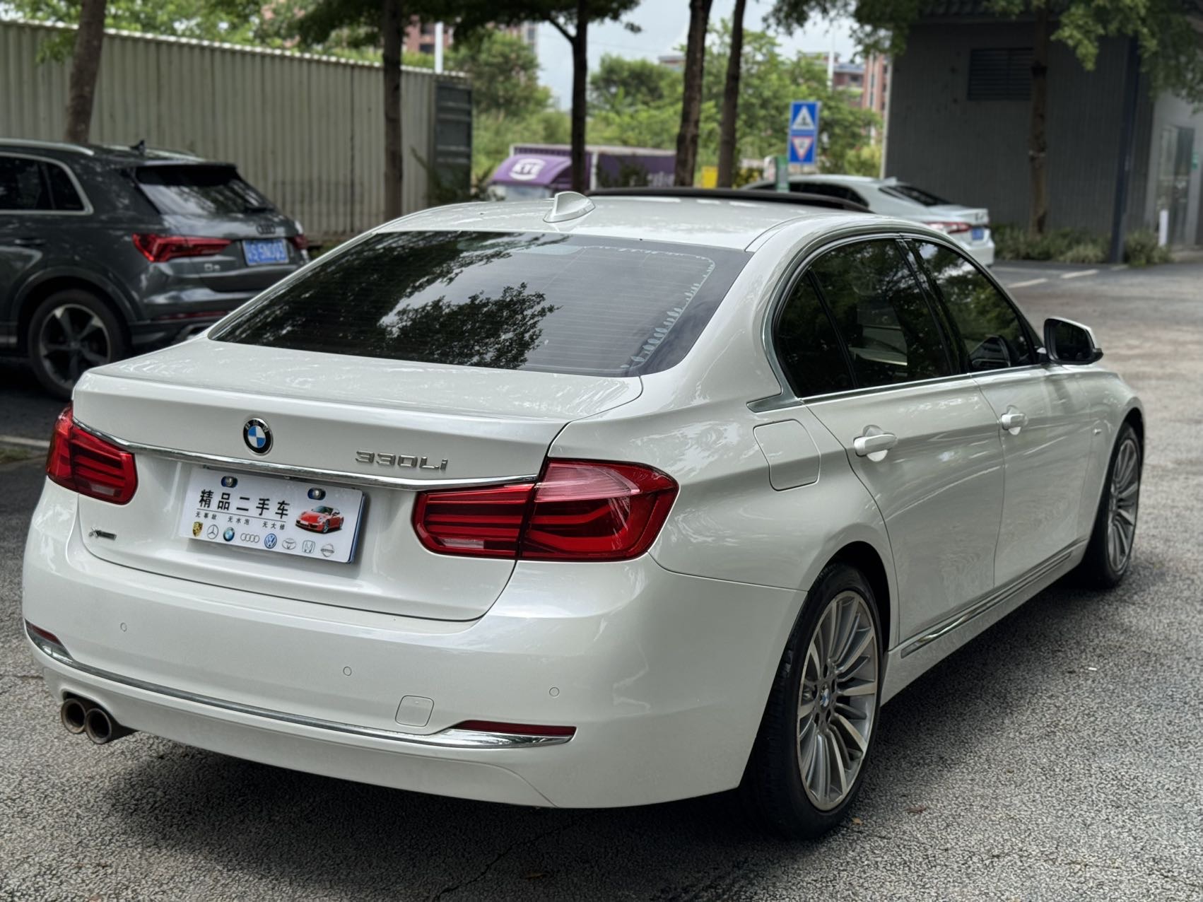 BMW 3 Series 2018 car image #12