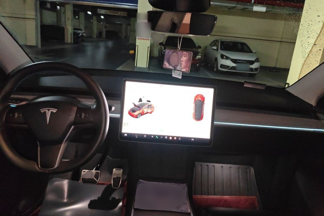 Tesla Model Y 2024 car image #23