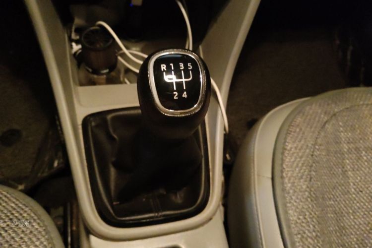Skoda Rapid 2014 car image #16