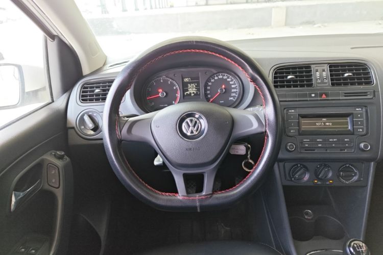 Volkswagen Polo 2014 car image #11