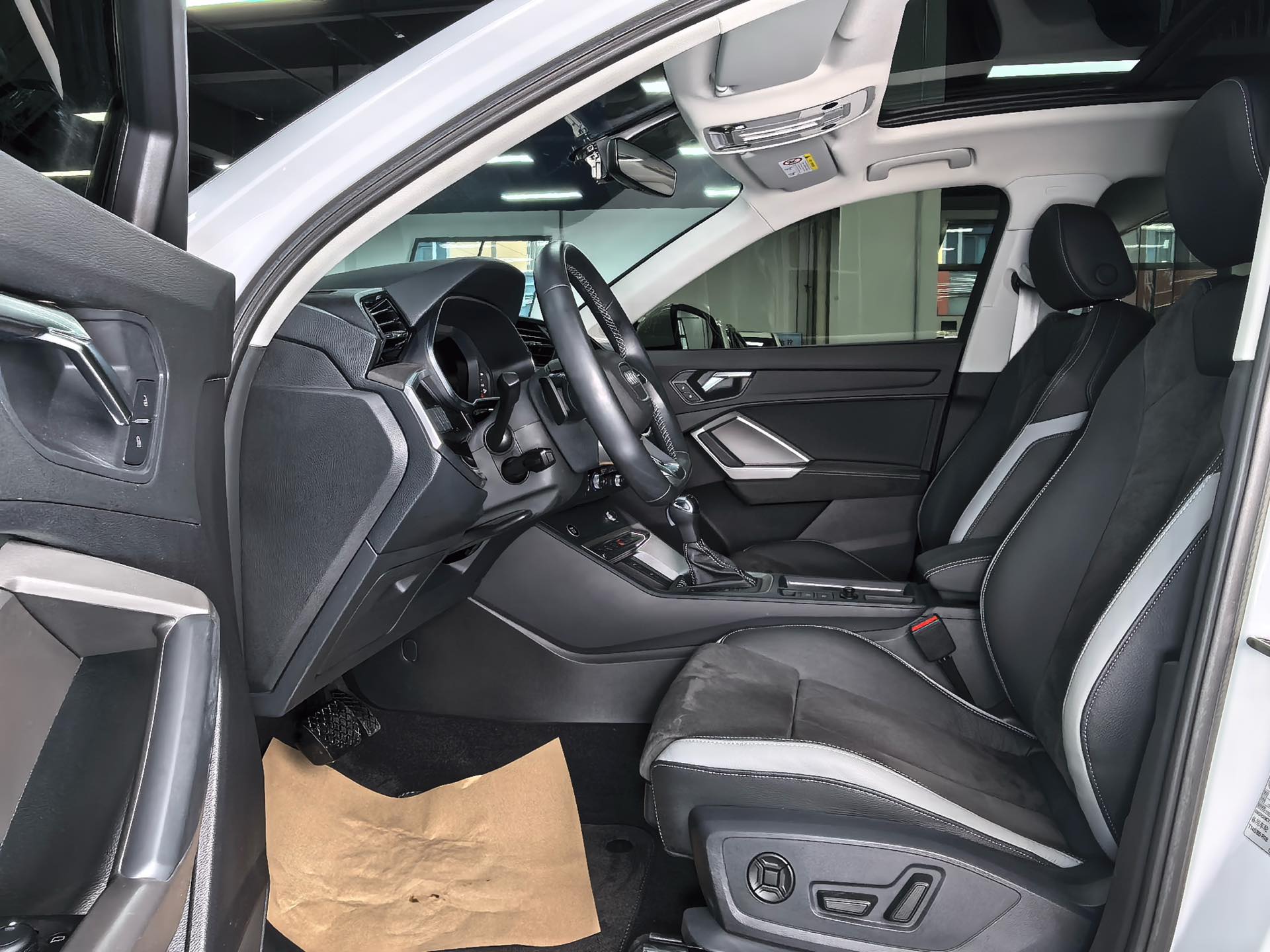 Audi Q3 2023 car image #9