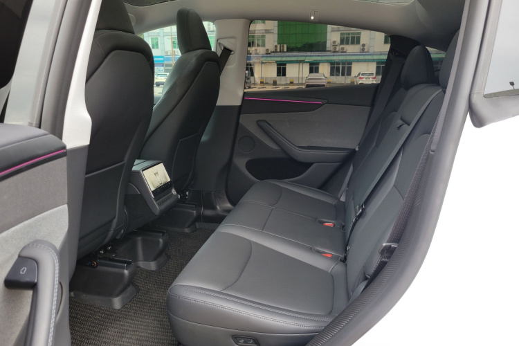 Tesla Model Y 2025 #15 Tesla Model Y 2025 car image #15