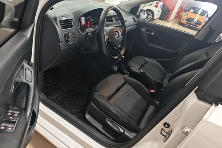 Volkswagen Polo 2016 car image #16