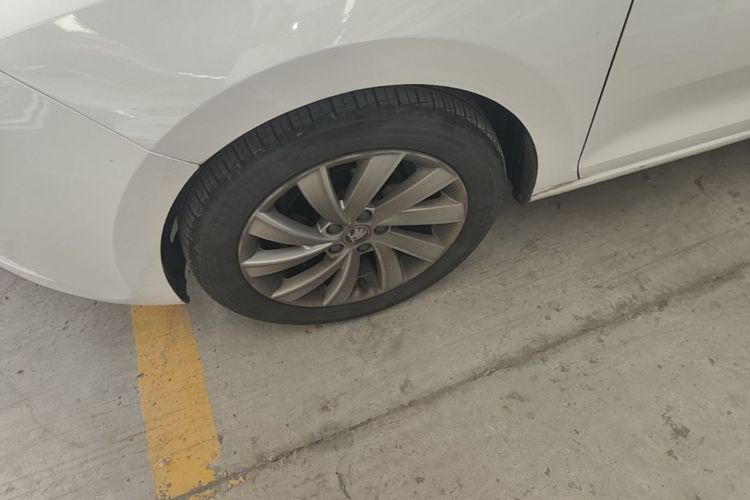 Skoda Rapid 2018 car image #9