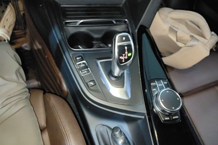 BMW 3 Series 2019 car image #14