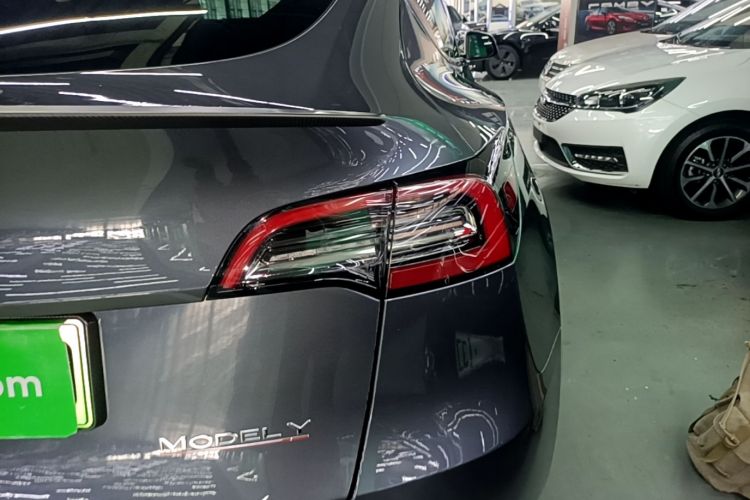 Tesla Model Y 2022 immagine di auto #8