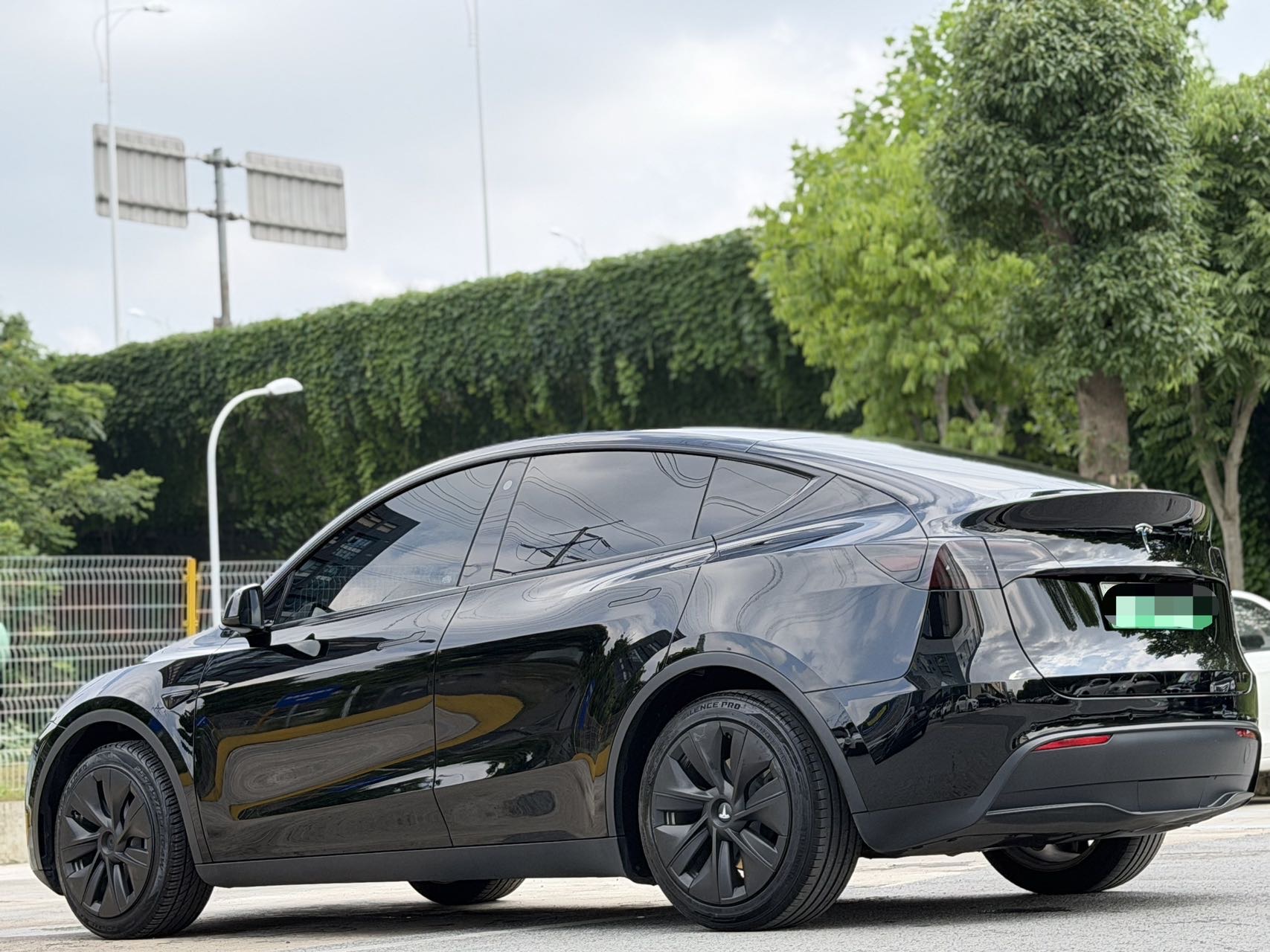 Tesla Model Y 2023 car image #5