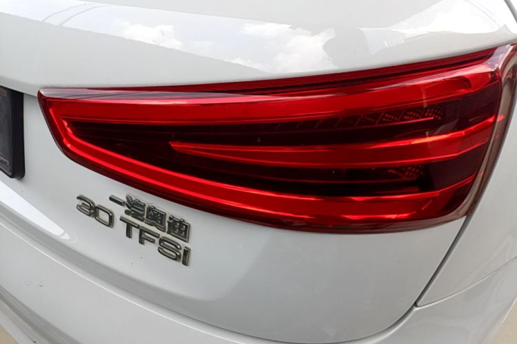 Audi Q3 2016 car image #8