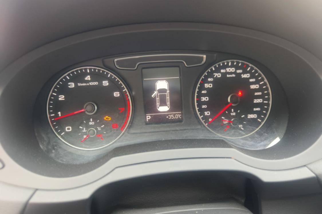 Audi Q3 2016 car image #26