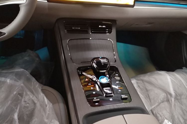 BYD Han 2024 car image #18
